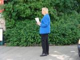 Mit Flugblättern gegen Justiz und Gutachter: Doris Simon.