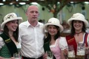 King of Queens: Joachim Wolbergs und die Bierköniginnen. Foto: Mirwald