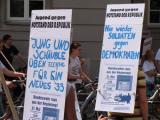 \"Jugend gegen Heimatschutz\" - rund 80 Radler waren dabei. Fotos: Aigner