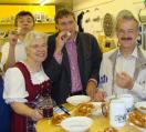 Heilig und heilsam? Uwe Fritz, Helga Fitterer, Franz Rieger und Hans Renter testen die Weihrauch-Weißwurst. Foto: Aigner