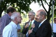 Diskussion in der Drehpause: Dr. Hans Jürgen Ahrns von den Donauanliegern und Hans Schaidinger. Im Hintergrund: RVV-Geschäftsführer Rainer Kuschel (re.) und Walter Cerull. Foto: Mirwald