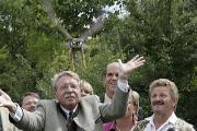 Geschafft! Umweltminister Bernhard und der Turmfalke haben den Fototermin unverletzt überstanden. Foto: Mirwald