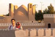 Die Architektin Nasim Karizi und der Ingenieur Dr. Behnam Salimbahrami vor einem Eisturm in Meybod (Provinz Yazd).