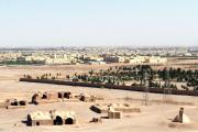 Blick auf die Wüstenstadt Yazd (in der gleichnamigen Provinz) herab von den Türmen des Schweigens am Rande der Wüste Kavier. Im eingefriedeten, begrünten Teil liegen die heutigen Begräbnisstädte der Zoroastrier (auch Zarathustrier).  Im rechten unteren Bildrand ist ein Eisturm erkennbar, in dem Eisblöcke aus dem Gebirge, eingegraben im Erdboden, gelagert werden können. Seit dem Verbot der Totenbestattung auf den Plateaus der Türme dient der vorderste Teil der Anlage nebst Türmen als Gedenkstätte.