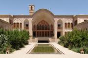 Auch dieser Innenhof zeigt die gleiche Anordnung der architektonischen Elemente. (ebenfalls Kashan).