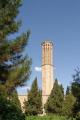 Die am Windturm im Dowlat Abad Garten in Yazd (einem der höchsten Windfänger im Iran)  angebrachten Holzpfähle dienen im Falle von Renovierungsarbeiten auch als Gerüst für die damit betrauten Handwerker.