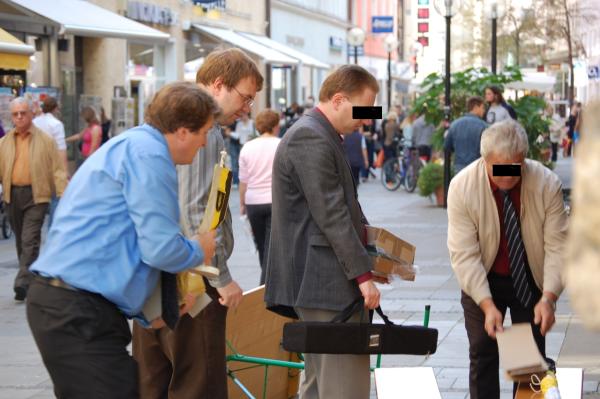 Beleg oder Kampagne? Willi Wiener (2.v.li.) und Arthur Bechert (li.) am Infostand.