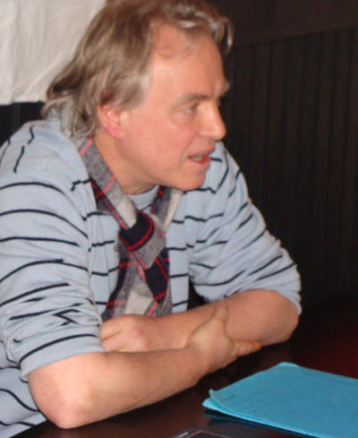 Erich Später: „Die Vetriebenenverbände haben kein reales Interesse an den tatsächlichen Opferzahlen.\"></a>2005 machte Erich Später zum ersten Mal in Regensburg Station, um im Rahmen einer Lesereise sein Buch über die Sudetendeutsche Landsmannschaft („Kein Friede mit Tschechien“) vorzustellen. Während in Regensburg alles ruhig verlief, bescherte ein Abend in Weiden der Organisatorin, einer Lehrerin, eine regelrechte Hetzkampagne in der Sudetendeutschen Zeitung. Dort wurde ihre Schule, Telefonnummer und Sprechstunde veröffentlicht, mit der Aufforderung, sich zu beschweren. Der Ärger reichte bis zu Beschwerden ins Kultusministerium. Das ist drei Jahre her.</p>
<p>Am Mittwoch ist Später erneut in Regensburg zu Gast. Auf Einladung der „Jugendinitiative gegen Antisemitismus und Rassismus“ spricht er zu rechtsextremen Tendenzen in den Vertriebenenverbänden. Der Schwerpunkt liegt auch dieses Mal auf der Sudetendeutschen Landsmannschaft (SL). Und so haben sich unter den (größtenteils jüngeren) Besuchern auch etwas betagtere Vertreter der SL eingefunden. Ebenso vom Witikobund, offiziell ein sudetendeutscher „Kulturverein“. Vor allem dessen Vorsitzender in Regensburg, mit dem sich auch der Oberbürgermeister bisweilen ablichten lässt, liefert ein eindrucksvolles Bild seiner Gesinnung. Aber dazu später.</p>
<p>„Das Naziregime und der von Deutschland ausgehende Vernichtungskrieg werden gerne als Vorgeschichte der Vertreibung abgehandelt“, so Später zum Geschichtsbild der SL. Gerne wird die Rolle der Sudetendeutschen im Naziregime dabei ausgeblendet. „Mit der Machtübernahme Hitlers wurde der Rechtsstaat in Deutschland vernichtet.“ An Stelle eines Staatswesens, das auf gemeinsamen Werten und Ideen gründet, trat eine über Rasse und Blut definierte Volksgemeinschaft, die einen „doppelten Krieg“ gegen „Minderwertige“, geistig und körperlich Behinderte, und Juden begann. Die deutsche Minderheit, etwa in der Tschechoslowakei und Danzig, habe sich damals „in vollem Wissen