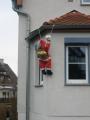 Sie klettern wieder: Weihnachtsmänner an den Fassaden von Regensburg. Foto: Wittmann
