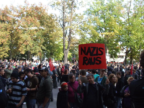 Albertstraße Hunderte Menschen stellen sich den Nazis in den Weg.