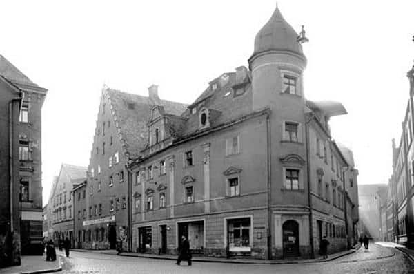 Abgerissen 1966, um die Umfahrung des Kolpinghauses zu ermöglichen: Eckhaus an der Ostengasse. 