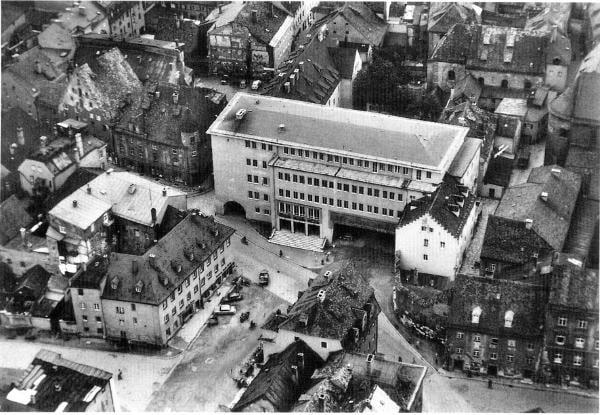Das Kolpinghaus kurz nach seiner Eröffnung 1954. Zehn Jahre später mussten rund um den Bau zahlreiche Häuser für die geplante Verkehrstrasse abgebrochen werden. Foto: Edition Bunte Hunde