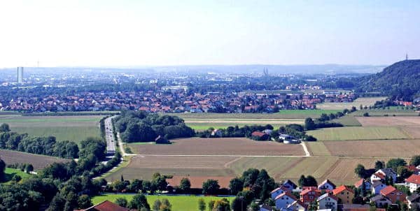 Ostenturm vs. Dom: Blick von der Burgruine Donaustauf. Montage aus der Untersuchung.