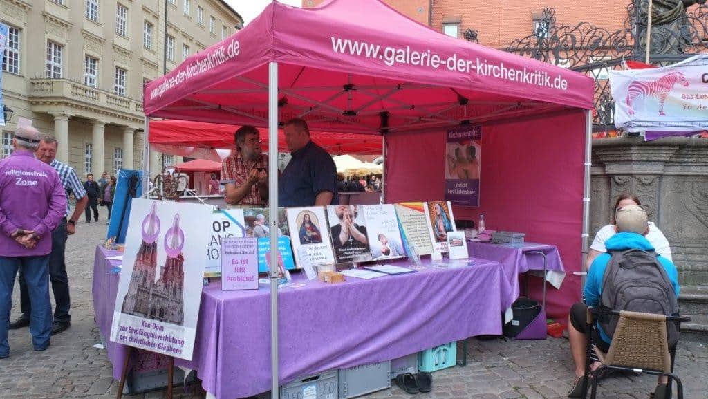 bfg-Vorsitzender Erwin Schmid beim Stand der Galerie für Kirchenkritik anlässlich des Katholikentages in Regensburg.