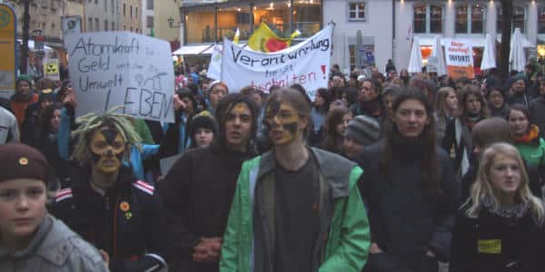 Die großen Anti-Atomkraft-Demos (hier im April 2011 in Regensburg) sind ein Jahr nach Fukushima vorbei. Jetzt bestimmen Schlagzeilen über die angeblich zu teure Energiewende das Bild. Foto: Archiv