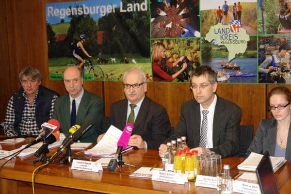 Flucht nach vorn: Bäckerei-Chef Ulrich Weber (li.) und Vertreter des Landratsamtes machten am Donnerstag die Zustände in der Donaustaufer Bäckere öffentlich. Foto: Landratsamt