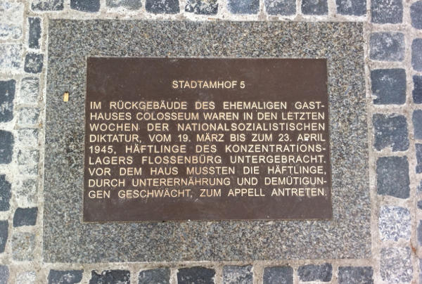 "In fast grotesker Weise am Kern der Sache vorbei": Die Bodenplatte verschweigt insbesondere die Todesopfer der KZ-Außenstelle Colosseum.