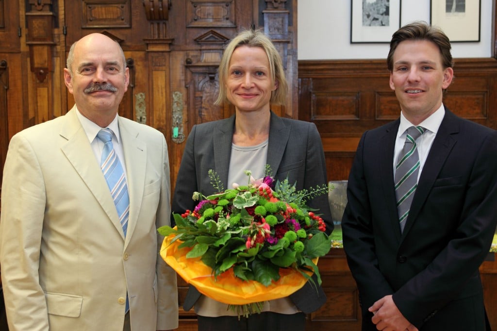 Glückliche Zeiten im Mai 2012: Hans Schaidinger und Helmut Reutter begrüßen die neue Chefärztin Heike Hofmann am Evangelischen Krankenhaus. Von Problemen war damals noch keine Rede. Foto: Stadt Regensburg 