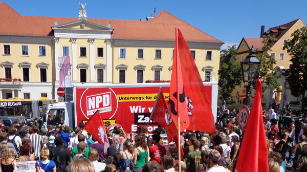 Die NPD-Deutschlandtour im Jahr 2012: Der NPD-Truck wird am Bismarckplatz von Gegendemonstranten eingekreist. Foto: Archiv/ as