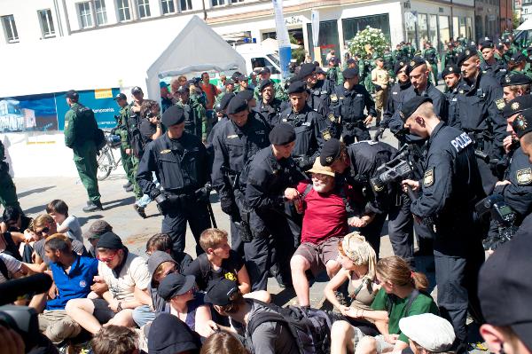 August 2012: Die Blockierer werden weggetragen. Erst dann darf der NPD-Truck losfahren. Foto: Archiv/ Phil Starzinger