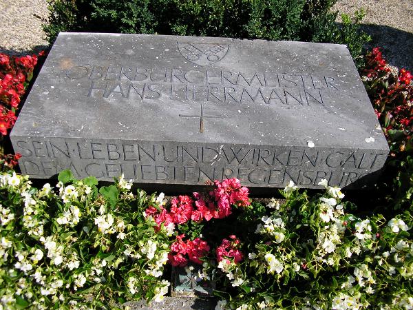 Das Grab von Hans Herrmann auf dem oberen katholischen Friedhof. Dr. Dünninger will für den Fall der Aberkennung der Ehrenbürgerschaft die Grabpfelege übernehmen. Foto: Archiv/ Werner