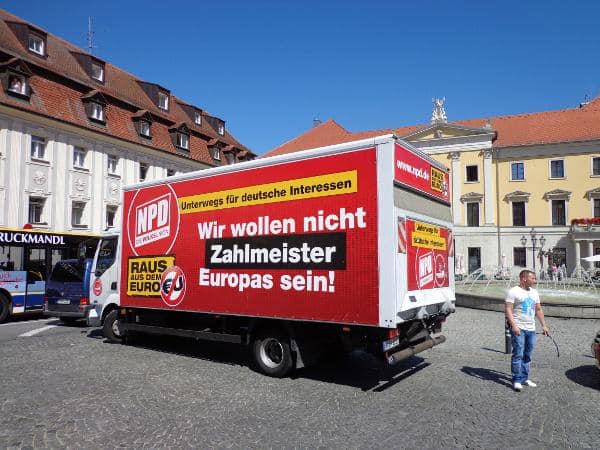 Knape am 1. August vor dem NPD-Truck am Bismarckplatz, bewaffnet mit einem Fahrradschloss. Foto: Archiv/ as