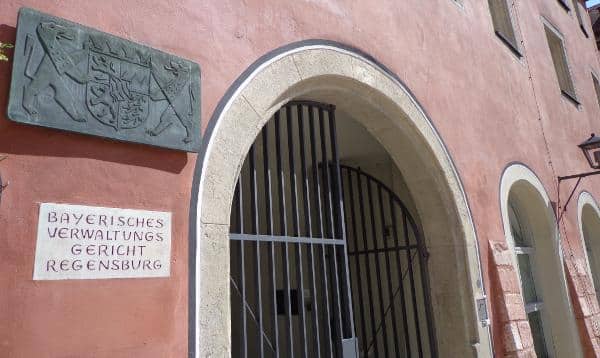 Jugendschutz im Dilemma: Nimmt man ein Urteil des Verwaltungsgerichts Regensburg haben Familien keine Möglichkeit, um sich gegen Denunzianten und Lügner zu wehren. 