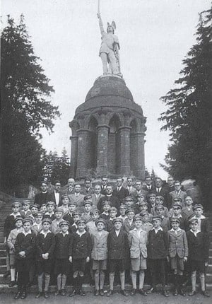 Die Domspatzen 1936 vor dem Hermann-Denkmal im Teutoburger Wald. Foto: privat