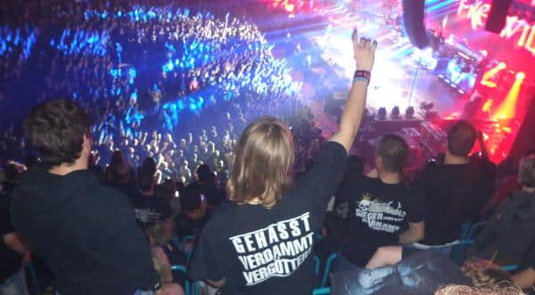 Fans bei einem Frei.Wild-Konzert in Regensburg.  Inszenierungen von Männlichkeit, Rebellentum, Ehre und Stolz. Foto: Archiv/ as