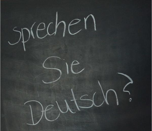 Rassisumus hat viele Gesichte – Beispiel: Verweigerte Deutschkurse.Asylbewerbern und geduldeten Flüchtlingen werden Deutschkurse und jegliche Integrationshilfe jahrelang systematisch verweigert. Auch das ist ein gezieltes Mittel der staatlichen Ausgrenzung, Diskriminierung und Integrationsverweigerung.