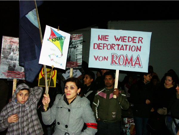 Über 500.000 Sinti und Roma wurden von den Nazis ermordert. Zeitgleich zur Einweihung des Denkmals für die Ermordeten am 24. Oktober 2012 in Berlin sprachen Regierungs-Politiker Roma und Sinti Asylgründe ab. Die EU-Kommission stellte im August 2012 fest, dass Roma in allen Balkanstaaten einer Diskriminierung ausgesetzt sind, die sie an der Ausübung grundlegender Rechte hindert. 11. Dezember 2012: Neun Bundesländer schieben 129 Flüchtlinge nach Serbien und Mazedonien ab. 