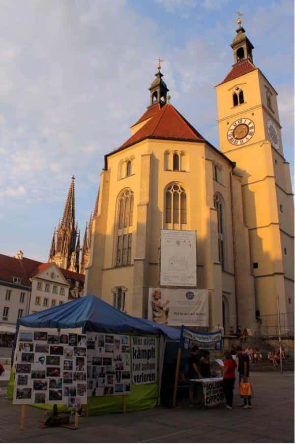 Auch in Regensburg haben Flüchtlinge gemeinsam mit Unterstützerinnen und Unterstützern zwei Monate lang für die Abschaffung der menschenunwürdigen Sondergesetze protestiert. Gemeinsam mit den anderen Protestcamps haben sie anschließend den „Refugee Protest March“ von Würzburg nach Berlin durchgeführt, wo bis heute Flüchtlinge für ihre elementaren Rechte kämpfen.