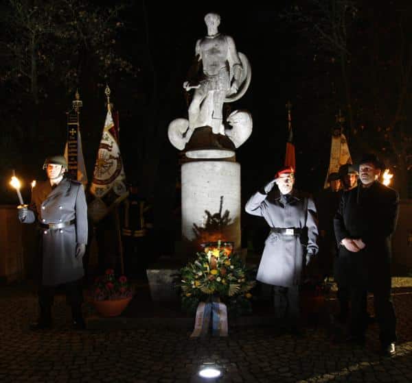 "Heldengedenkfeier" in Donaustauf. Rechts im Bild: Bürgermeister Jürgen Sommer.