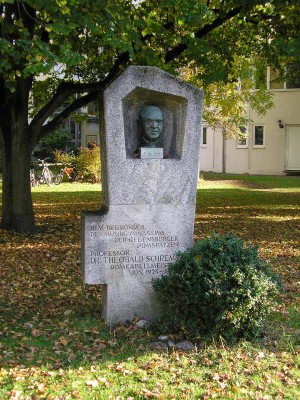 Büste für den Professor von Hitlers Gnaden vor dem Domspatzen-Gymnasium in Regensburg. Foto: Werner