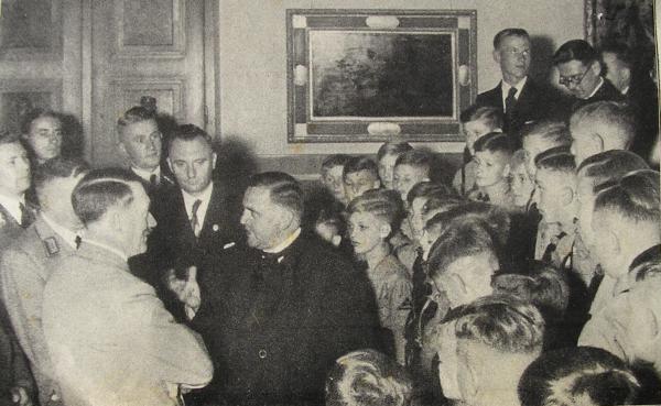 Unverkennbare Nähe: Theobald Schrems 1938 auf dem Obersalzberg im Gespräch mit Adolf Hitler. Foto im "Illustrierten Beobachter" 1938.