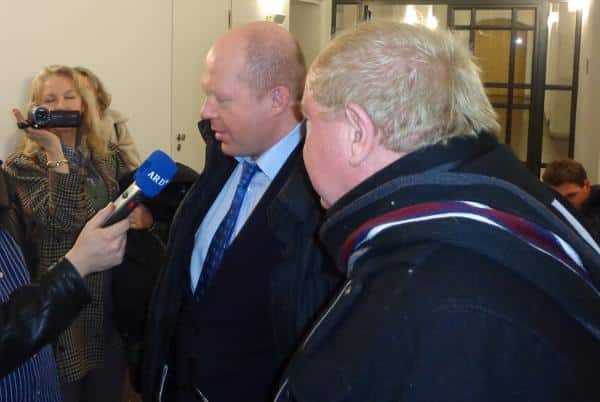 Andreas Geipel und Edgar Zeiler im Interview. Michéle Renouf filmt derweil Prozessbeobachter und Journalisten. Foto: as