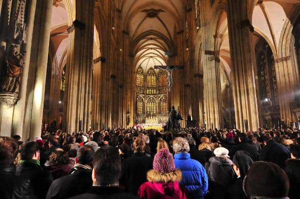 Herzliche Begrüßung im vollen Dom. Foto: Staudinger