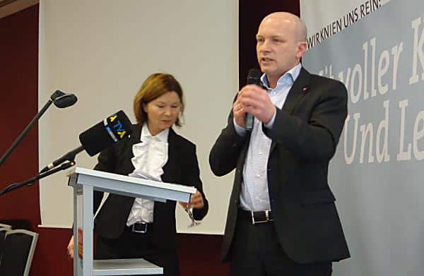 Wasser für den Kandidaten: Joachim Wolbergs bei seiner Vorstellungsrede. Fotos: as