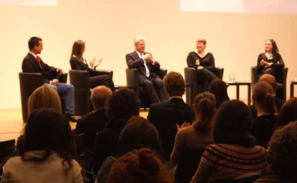 Gauck beim Plaudern mit Studenten. (Foto: hb) 