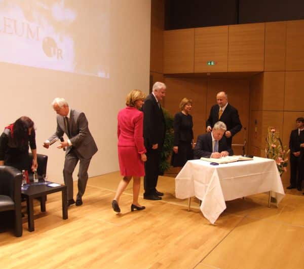 Der Bundespräsident trägt sich ins Gästebuch der Universität ein. Im Gefolge (v. r.): Unirektor Thomas Strothotte, Gaucks Lebensgefährtin Daniela Schadt, Ministerpräsident Horst Seehofer und Karin Seehofer. (Foto: hb)