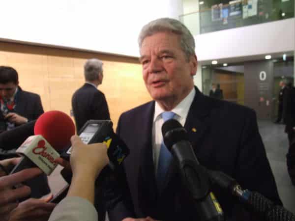 Joachim Gauck pflegte bei seinem Besuch in Regensburg nur spärlich Kontakt zu den Medienvertretern. (Foto: hb)