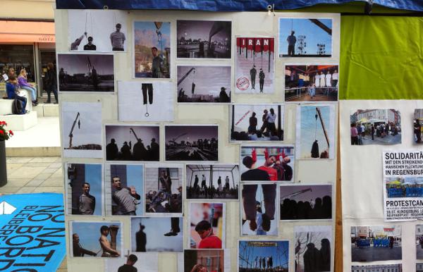 Aushang beim Protest-Camp der iranischen Flüchtlinge im Sommer 2012 auf dem Neupfarrplatz: Amnesty International geht für das vergangene Jahr von über 600 Hinrichtungen im Iran aus. Foto: Archiv