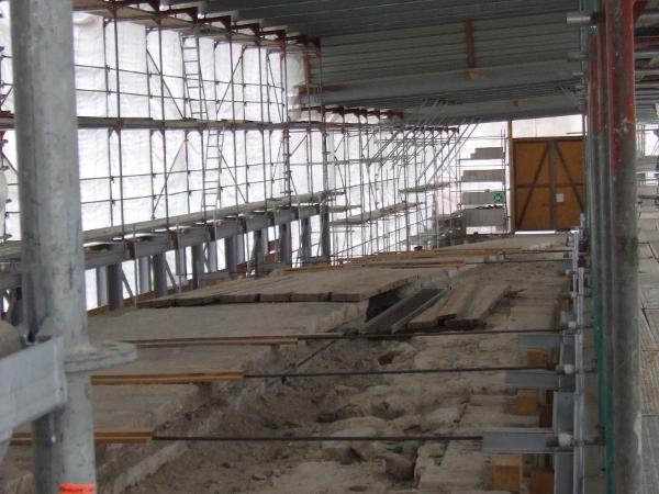 Mitten in der boomenden Stadt Regensburg befindet sich die ruhigste Baustelle der Welt: Blick hinter die Plane bei der Steinernen Brücke. Foto: Archiv