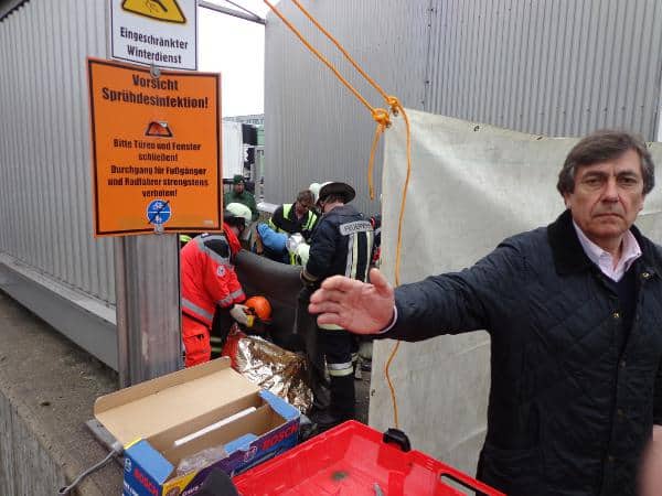 "Sie fotografieren hier gar nichts." Während die Betonfässer geknackt werden, versucht Josef Bachmeier Medienvertreter vom Fotografieren abzuhalten. Foto: as