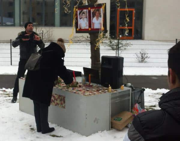 24. Februar: Trauerfeier für den 33jährigen Mihsen Jindi Sharu auf dem Gelände der Gemeinschaftsunterkunft in Regensburg.