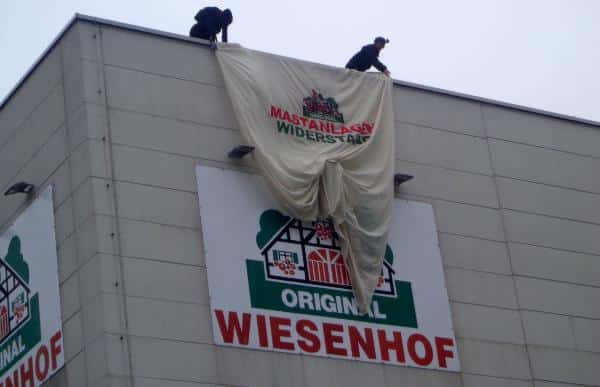 "Mastanlagen Widerstand": Am Samstag blockierten Aktivisten den Wiesenhof-Schlachthof in Bogen. Foto: as