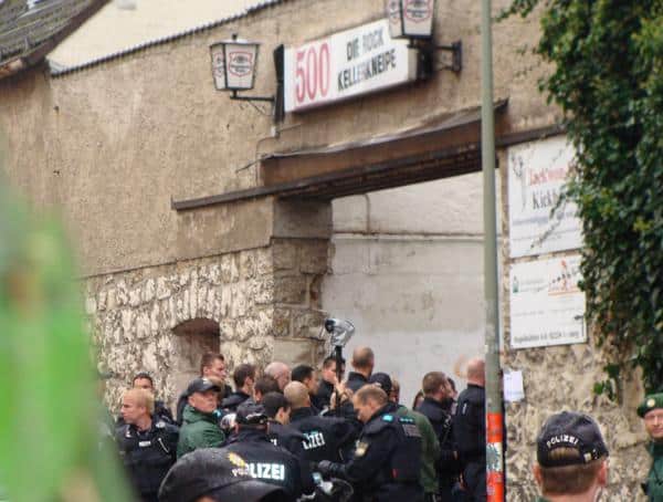 Regelmäßiger Treff für rechte Konzerte: Das Amberger Pilspub 500. Hier versucht die Polizei, Neonazis davon abzuhalten, eine Demonstration anzugreifen. Foto: as/ Archiv