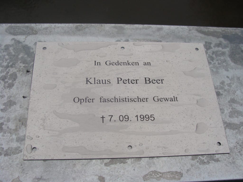 Hing nur wenige Tage an der Vilsbrücke: Die Gedenktafel für Klaus Peter Beer. Foto: Archiv/ as