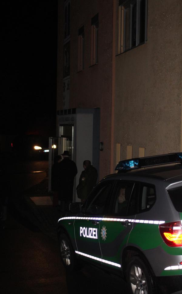 Eine Polizeistreife musste vor dem Pfarramt Wache schieben. Foto: Roth