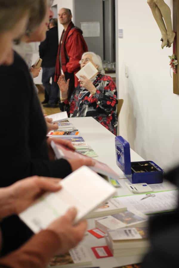 Einkaufstrubel am Büchertisch. Foto: Roth